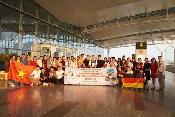 Đoàn học viên du học nghề Đức tại sân bay