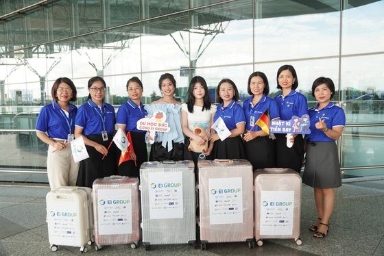 Cán bộ EI Group tiễn học viên